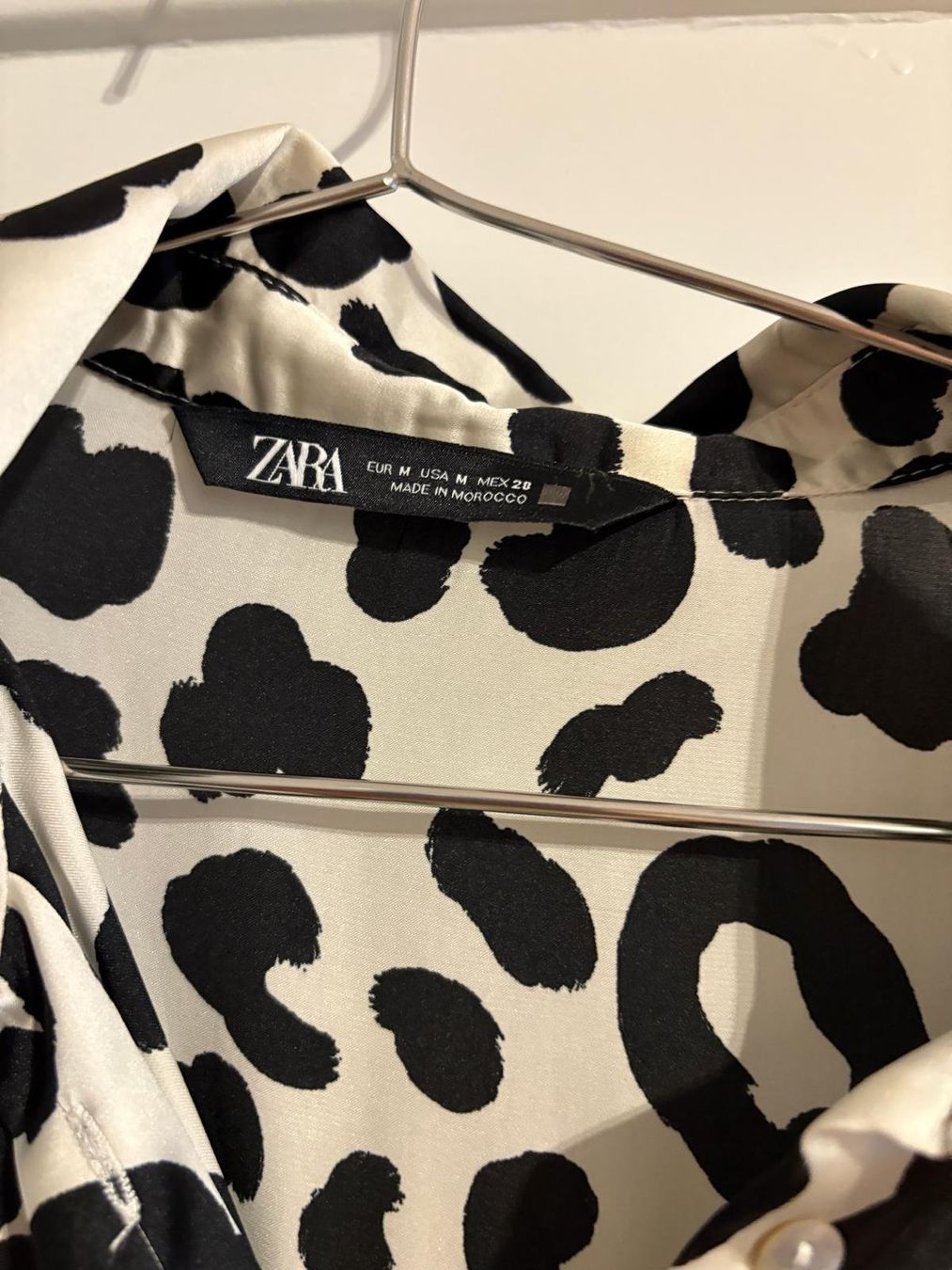 Zara Blusen: Satinbluse Leopard Animalprint  von Zara – Gebraucht aus Zürich von mil_d5v9 2