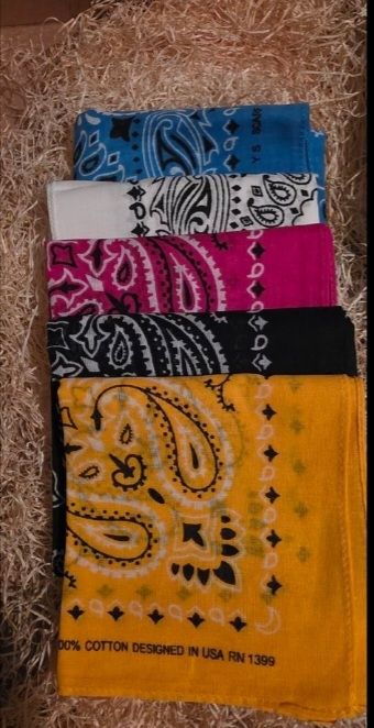 Foulard & Sciarpe: Scarf designed in USA – Nuovo (secondo la descrizione) da Chur venduto da ACE18