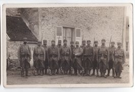 Militaria Photo Guerre 14-18 Section de Poilus en Campagne