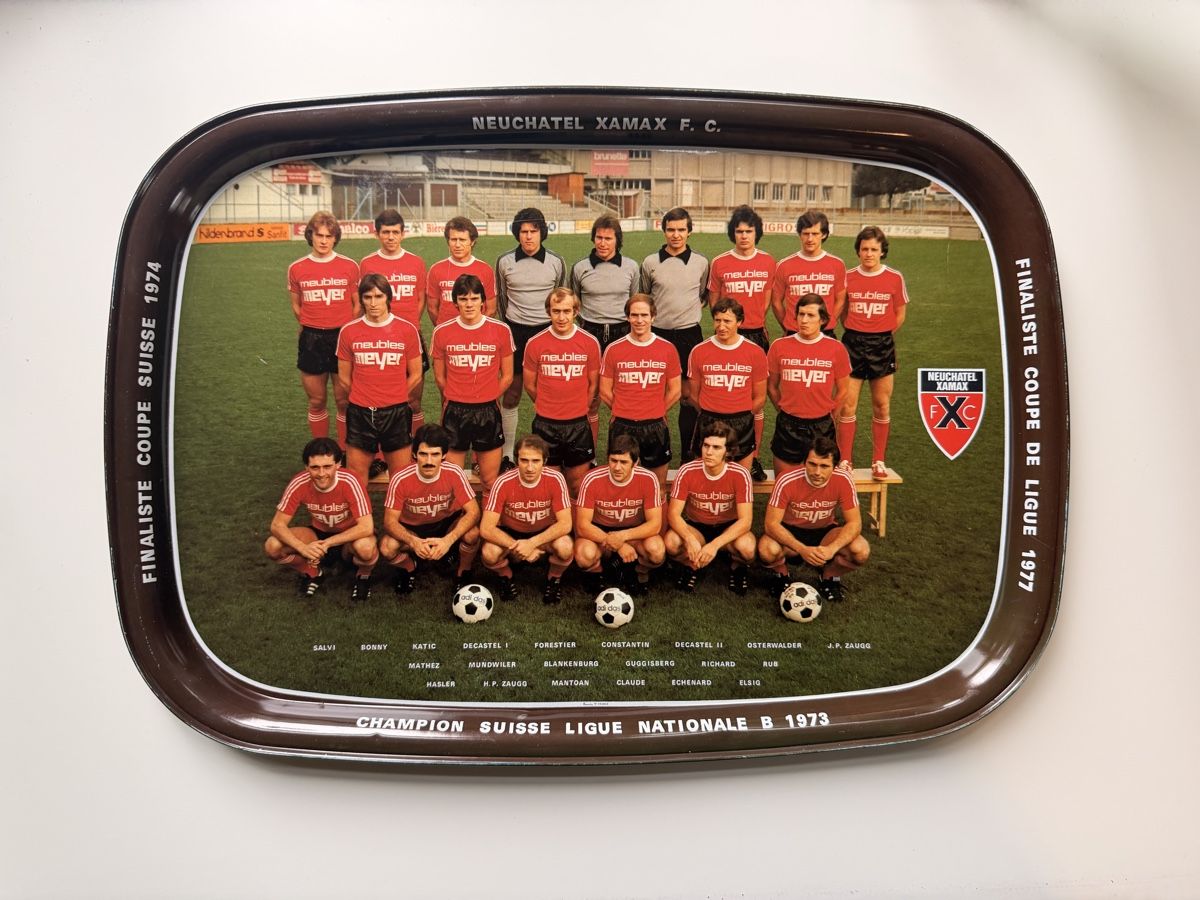 Piatti di portata: Neuchâtel Xamax F. C. 1973 Servierbrett – Usato da Burgdorf venduto da justinweb