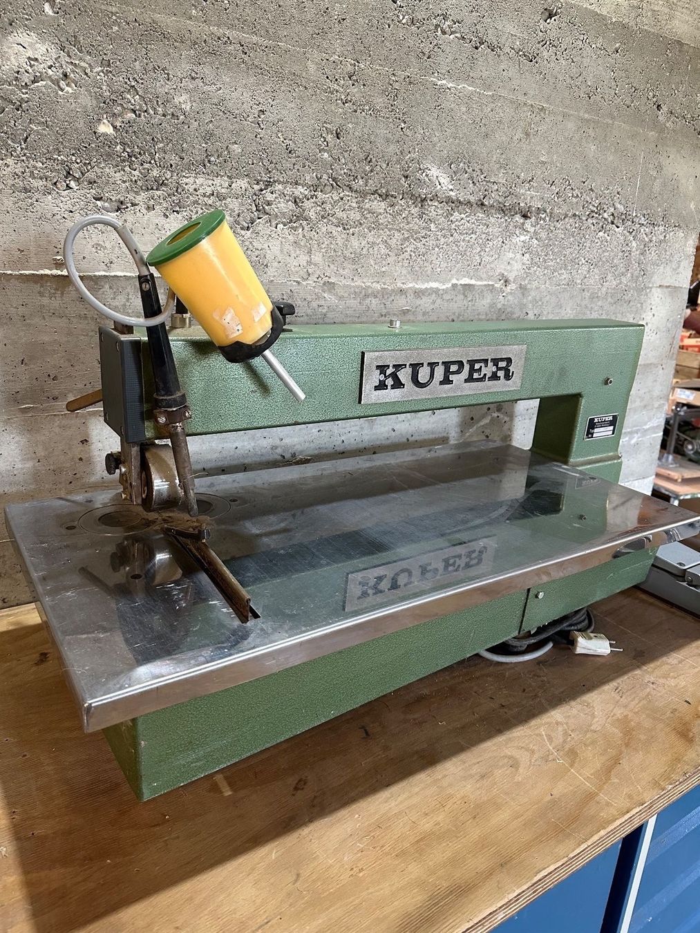 Alle Maschinen: Furniernähmaschine – Gebraucht aus Rothrist von  1