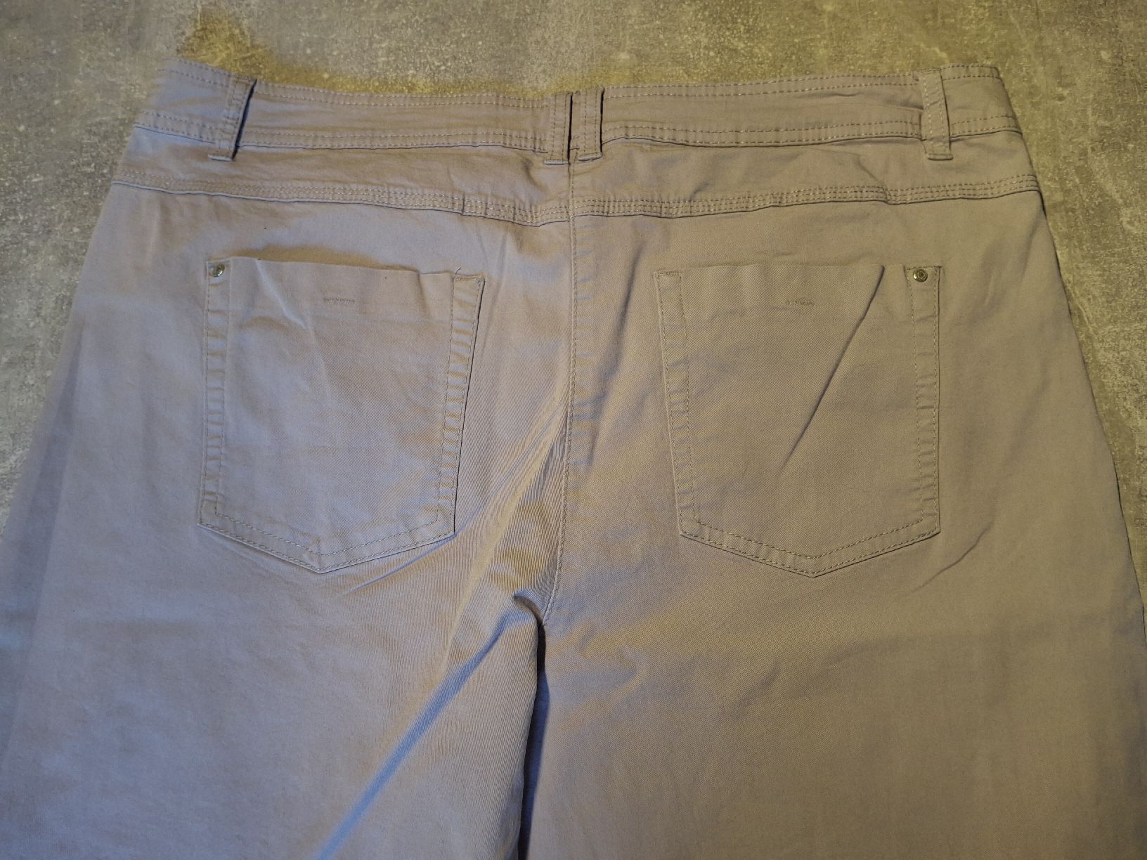 C&A Pantaloni: Pantalon gris clair 98% coton taille 44 marque C&A – Usato da Villiers venduto da san_jn5w 5