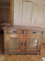 Antiker Holzschrank mit Schnitzereien gebraucht gut