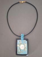 Kautschuck Collier mit eingelegter  hellblauer Platte
