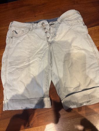Sommer Short Gr. 48, gestreift, Top Zustand