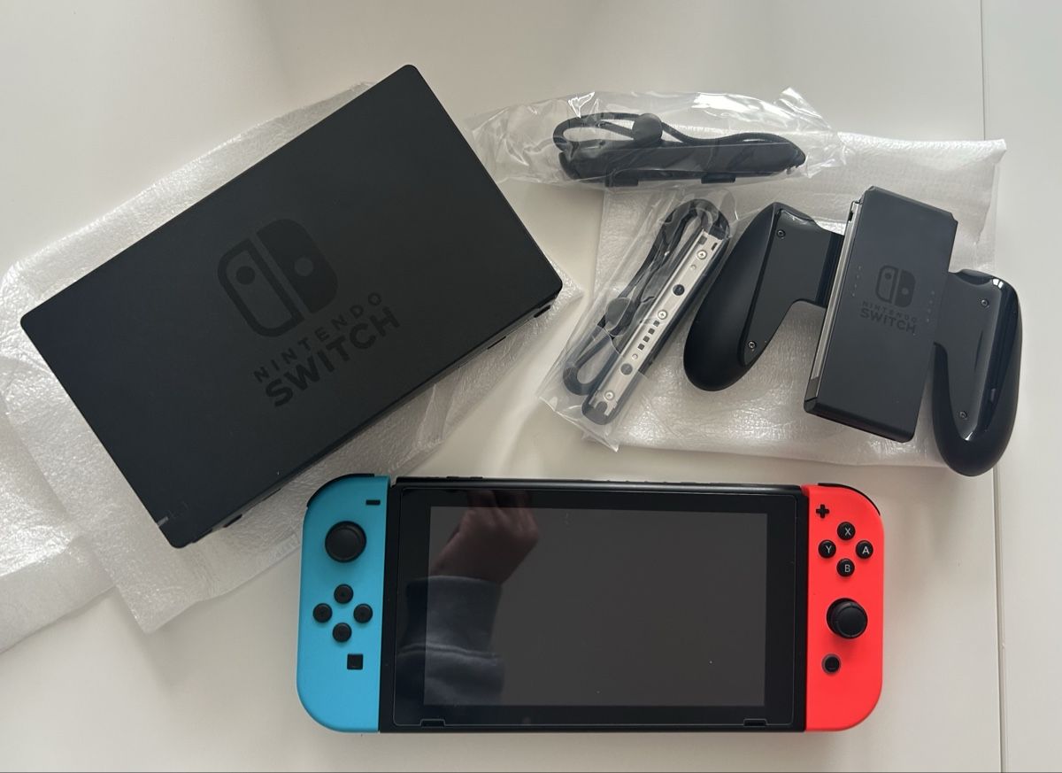 Nintendo Console: Nintendo Switch - Avec tous les accessoires! – Nuovo (secondo la descrizione) da Neuchâtel venduto da enr_87qy