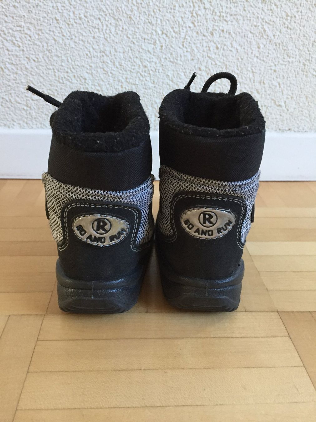 Scarpe per ragazzi: Winterschuhe für Kinder Grösse 23 – Usato da Dietikon venduto da Klopfer05 1