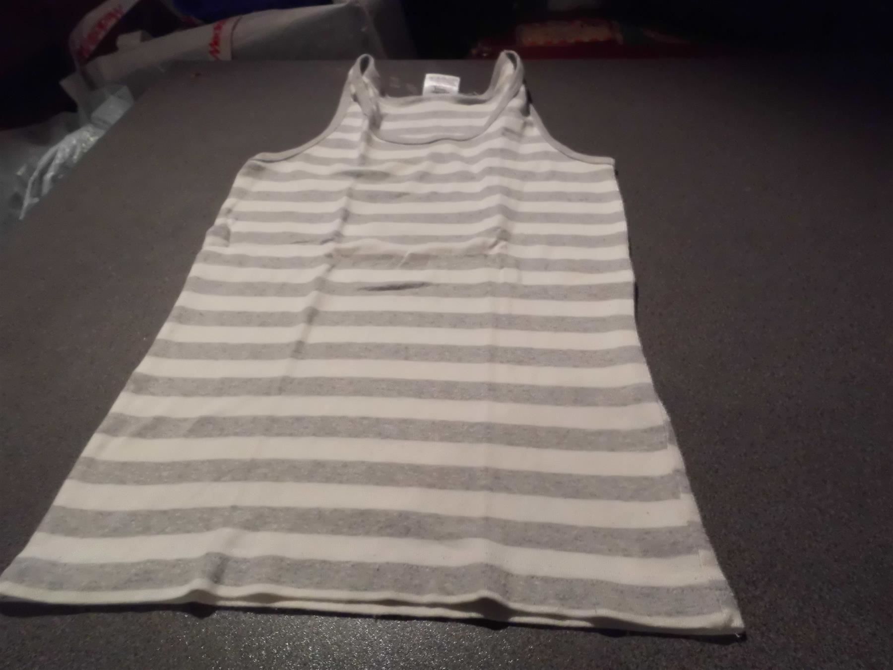 Blusen, T-Shirts & Tops: Top Grösse 140, Bio Baumwolle, grau/eier – Gebraucht aus Zürich von abraxas1291