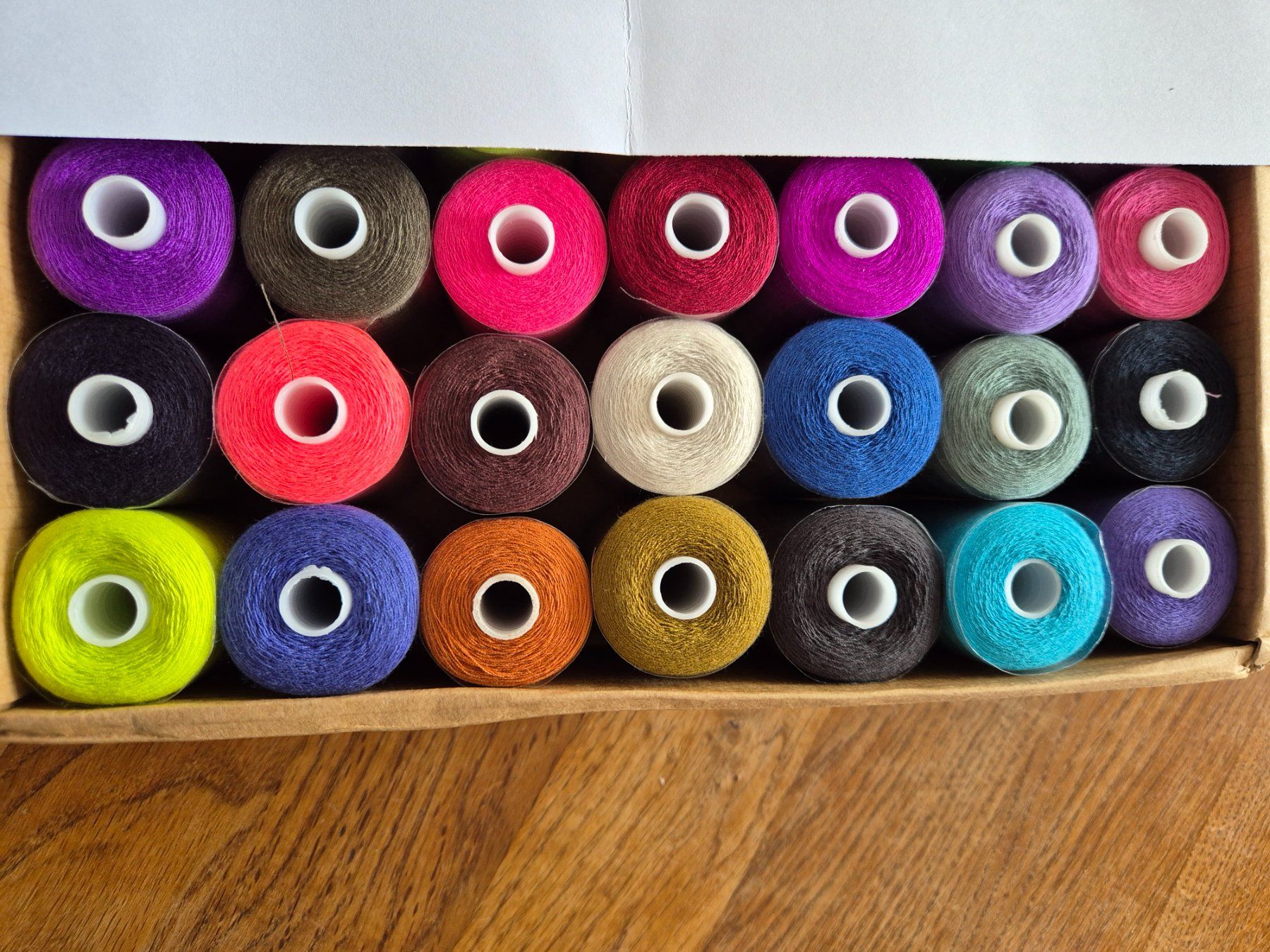 Cordelettes & Fils: Nähgarn-Set, 21 Rollen, verschiedene Farben, – Neuf (Voir description) à Läufelfingen par Netti04