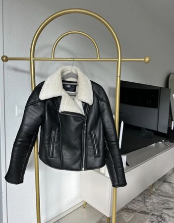 Schwarze Lammfelljacke S/M – neuwertig