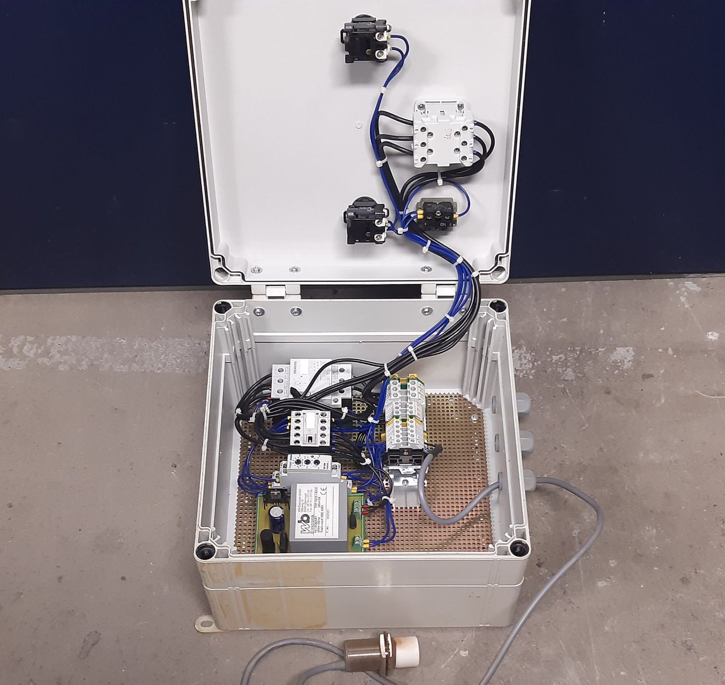 Componenti elettronici: Elektrokasten mit Steuerungskomponenten und Sensor – Usato da Lohn-Ammannsegg venduto da Molch7