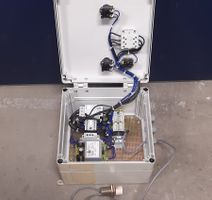 Elektrokasten mit Steuerungskomponenten und Sensor