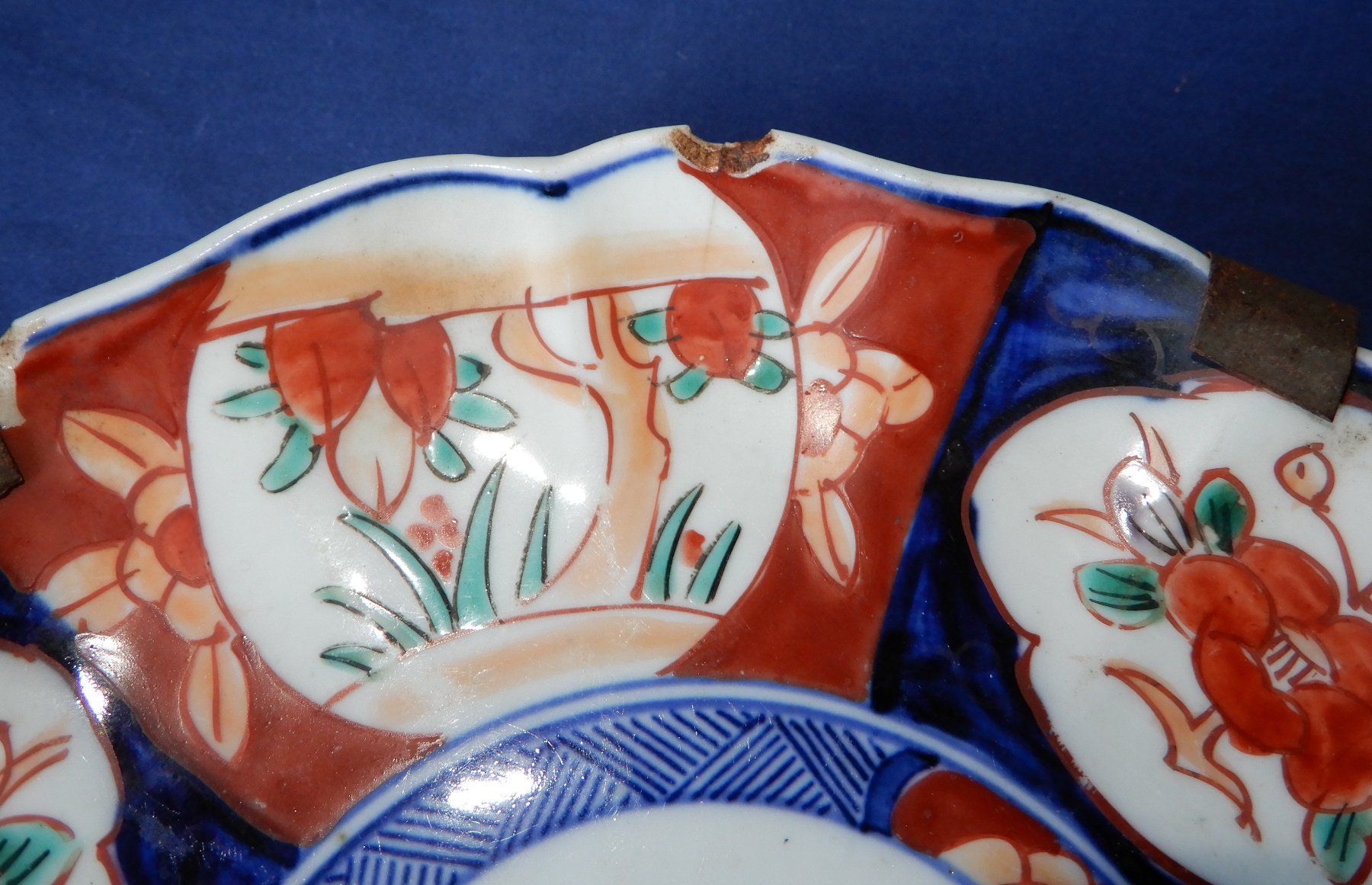 Assiettes: Antiker Imari Teller mit Rahmen - 2 Fehlstellen – Défectueux à Senèdes par tintinette43 1