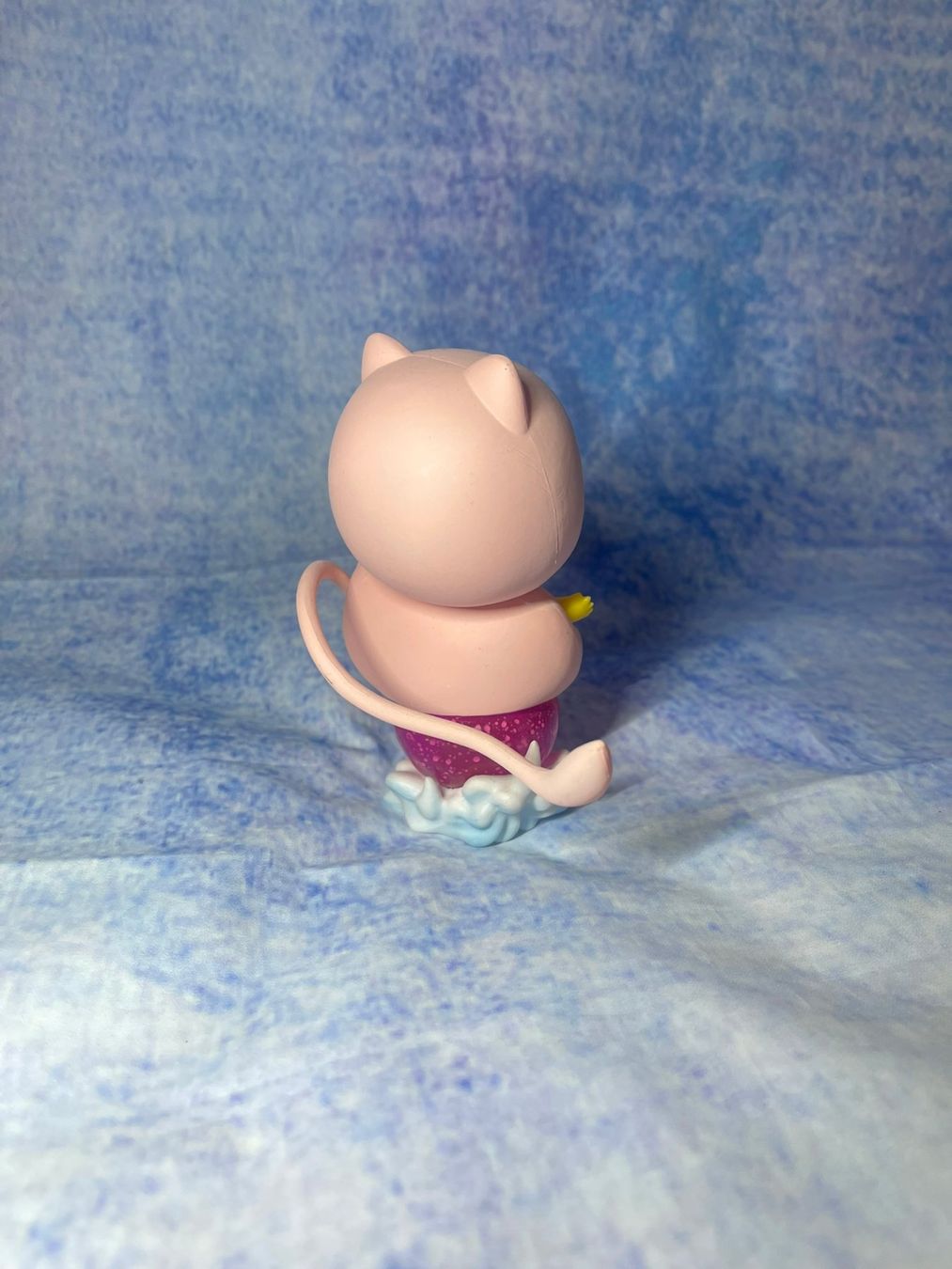 Pokémon Statuette: Pokemon Figur Pikachu mit MEW Costume – Usato da Märstetten venduto da AlienNova 3