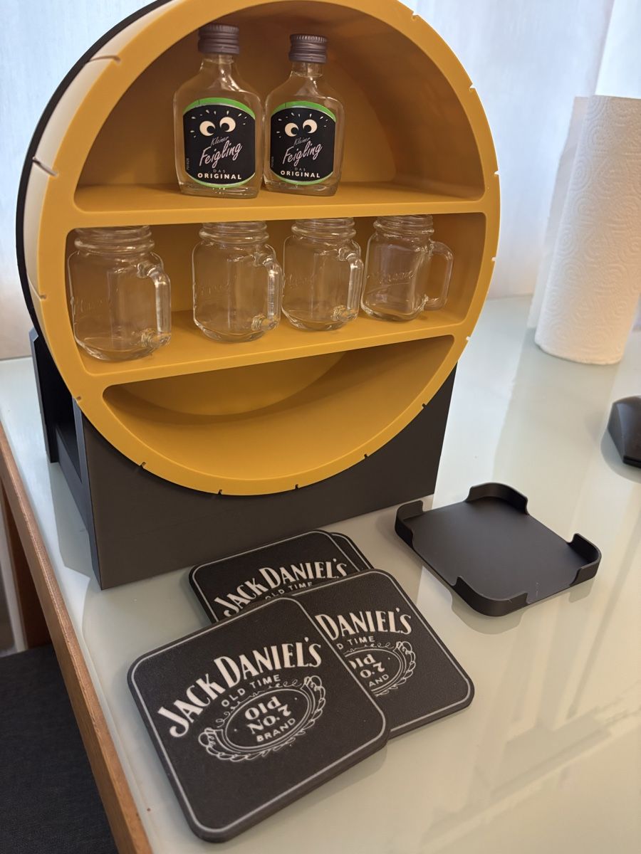 Allestimento di negozi e stand fieristici: Mini Bar Set mit Fässli, Jack Daniels Untersetzer  – Nuovo e nell'imballaggio originale da Baar venduto da cyntia2304 2