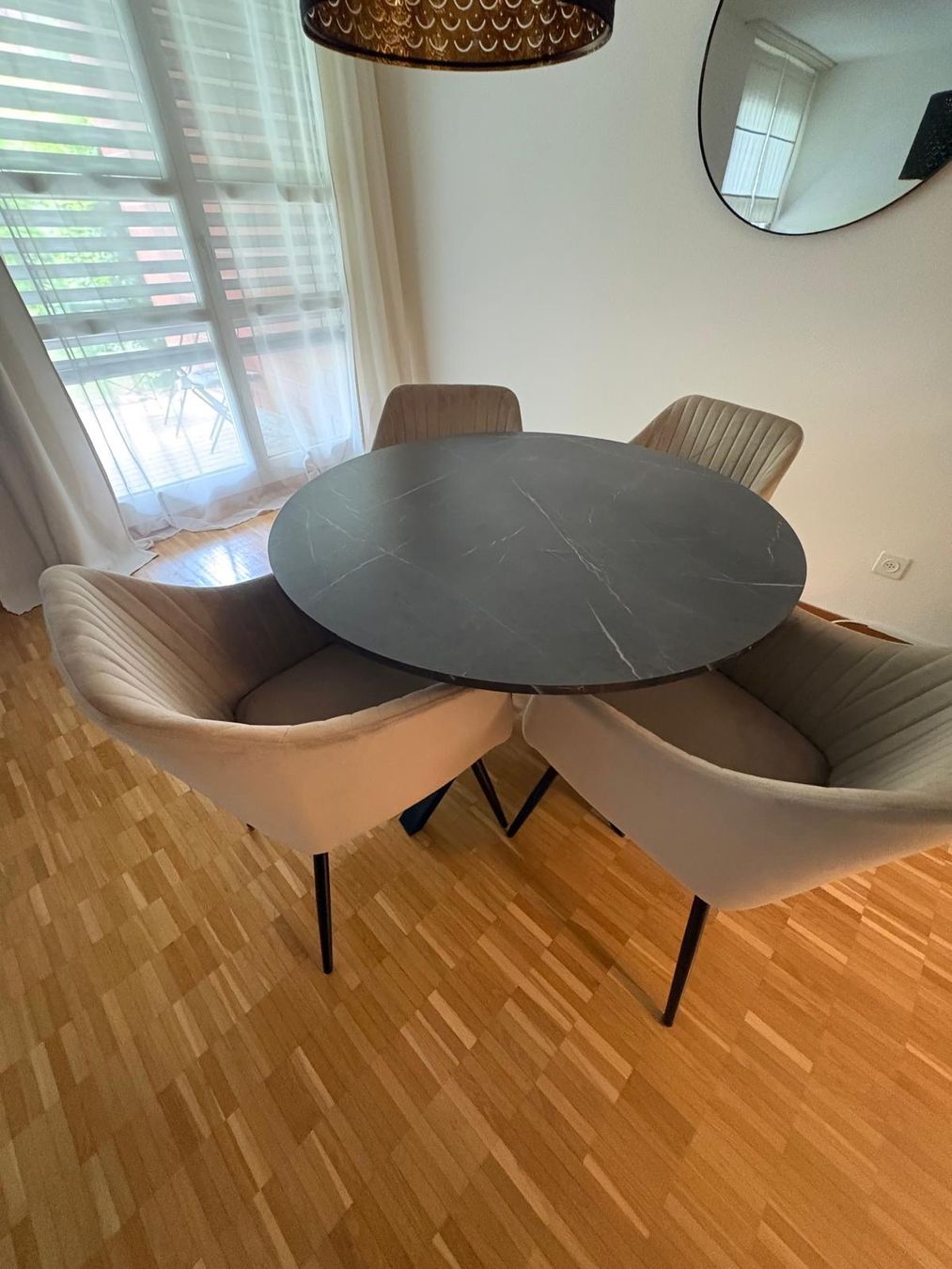 Set di tavolo e panche: Runder Tisch und 4 Stühle – Usato da Dübendorf venduto da hoe_xjg8
