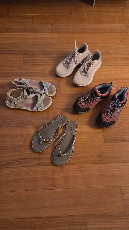 Scarpe da donna: Gr.37: Puma Sneaker,Trekking-Schuh, Perlen-Flipflop, Sandale – Usato da St. Gallen venduto da Libelle99