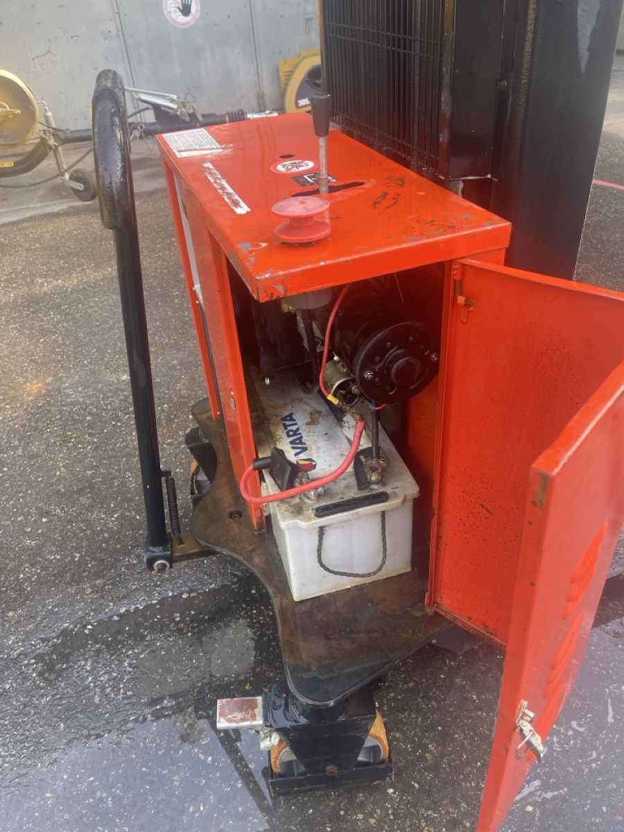 Carrelli elevatori e a forche: Stapler rot schwarz  – Difettoso da Andelfingen venduto da Metalmulisha 2