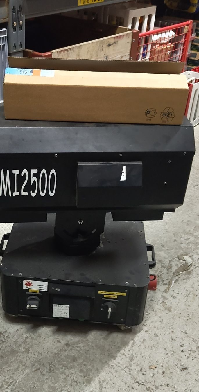 Fari: HMI 2500 Scheinwerfer Occasion – Usato da Mels venduto da Julian1111