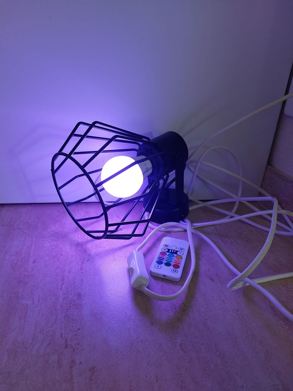 Lampade: Lampe industrielle cage noire LED RGB avec télécommande – Usato da Mont-sur-Lausanne venduto da ane_pgq6 1