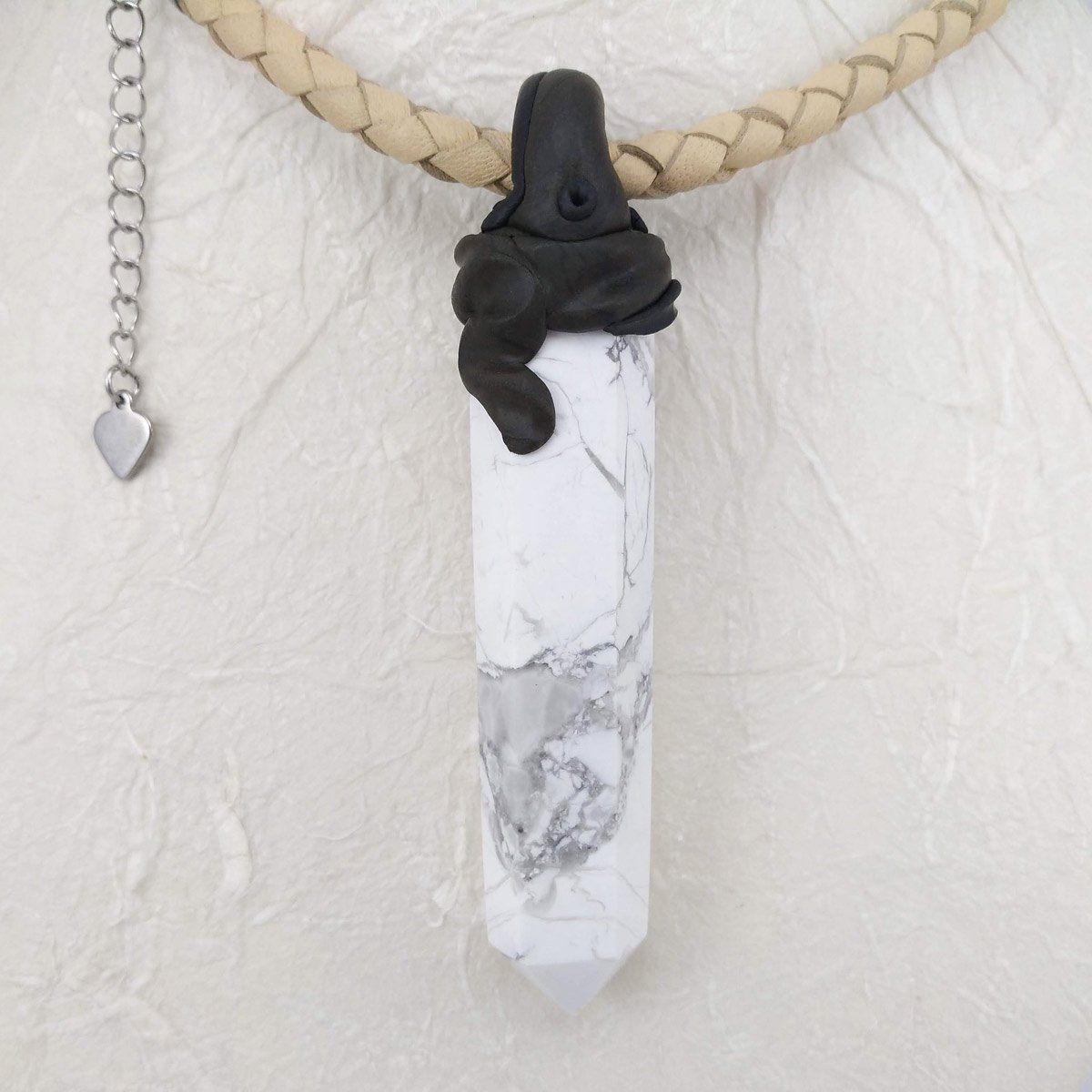 Minerali & Pietre curative: Magnesit Steinanhänger mit eingefasstem Lapislazuli – Nuovo e nell'imballaggio originale da Meilen venduto da BYRD-Design 3