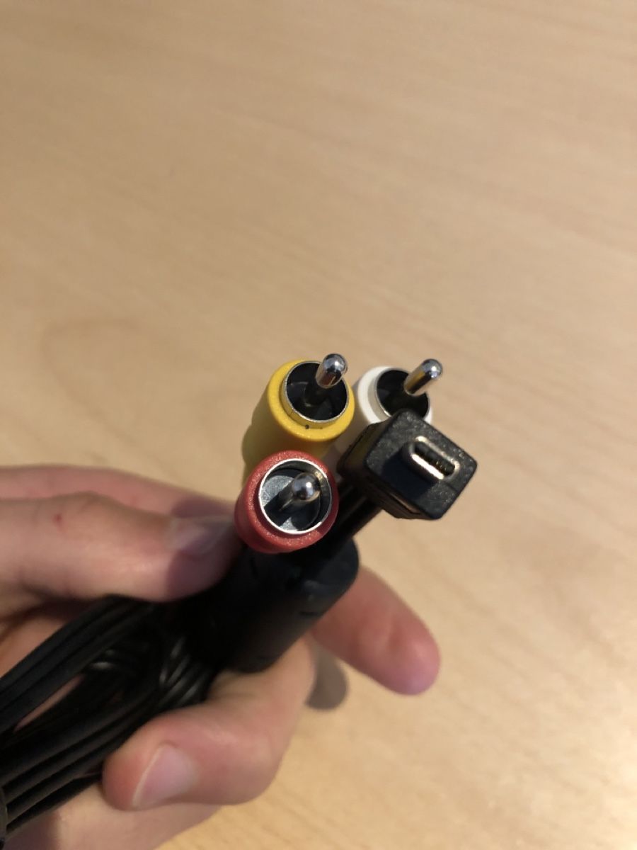 Cavi: Ab 1.- Neues ungebrauchtes AV-Kabel – Nuovo e nell'imballaggio originale da Attelwil venduto da Canelle67 1