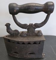 Antikes Kohle-Bügeleisen um 1900 Gusseisen Hahn-Verschluss