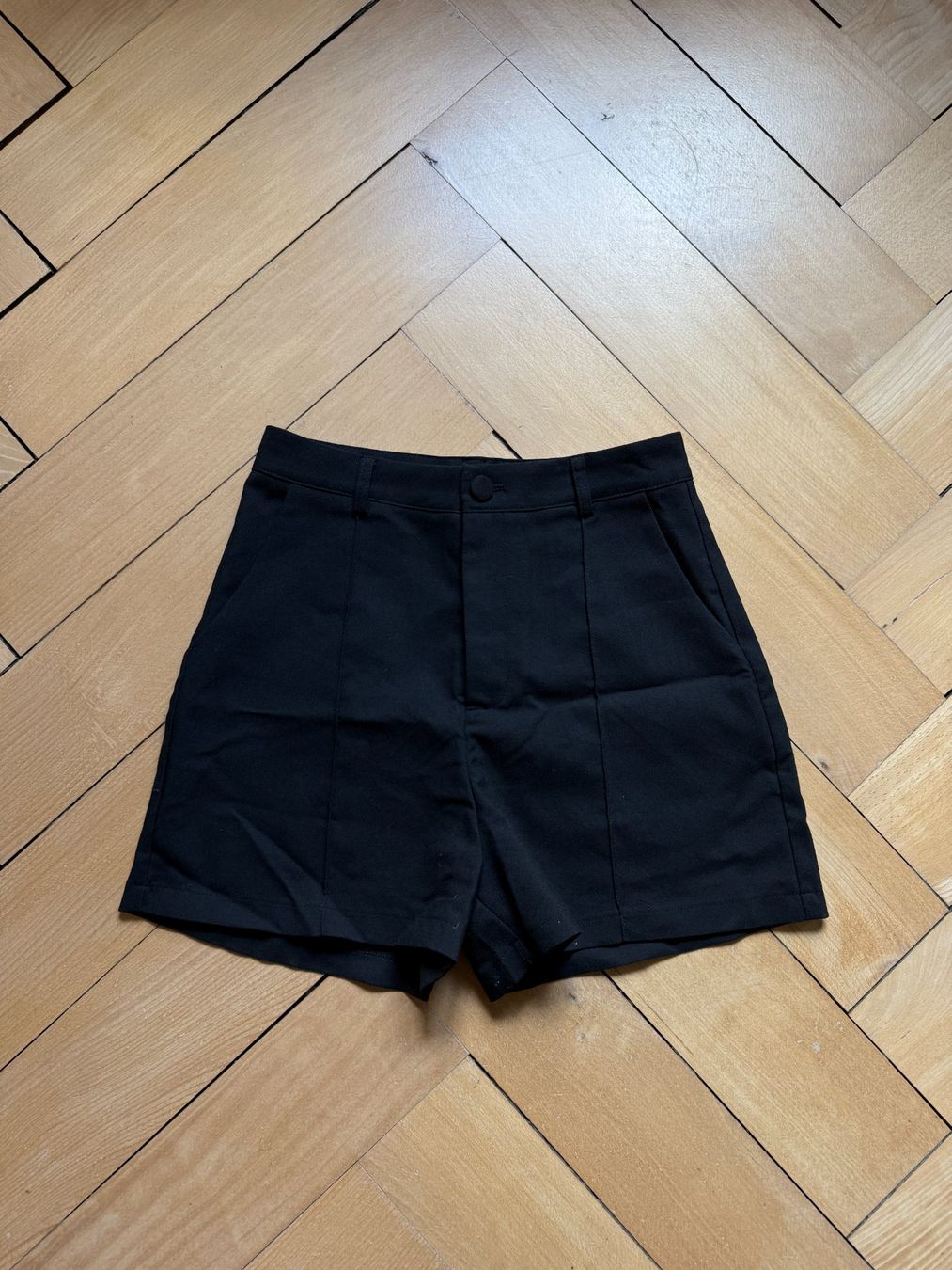Shein Pantaloni: High Waist Shorts schwarz 36 – Usato da Zürich venduto da Diazaio