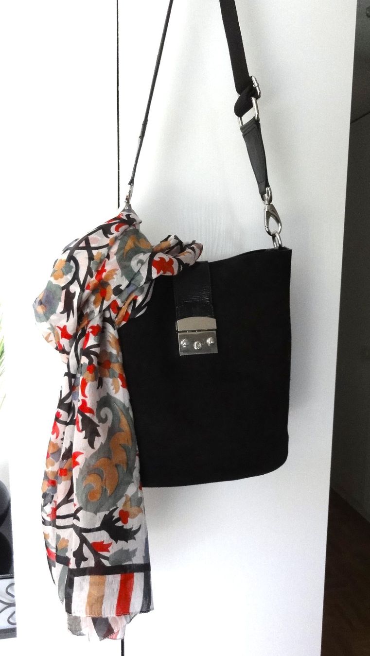 Borse da donna: Echtleder-Tasche schwarz, mit buntem Seidenschal – Usato da Samedan venduto da chickenrun01