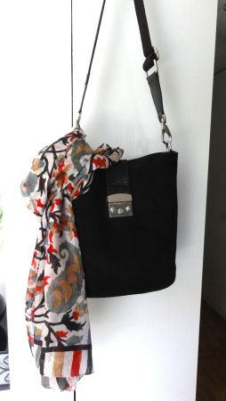 Echtleder-Tasche schwarz, mit buntem Seidenschal