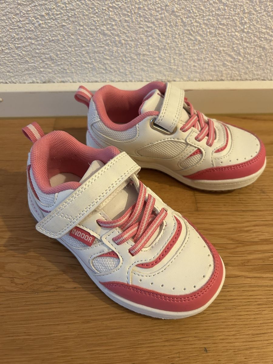 Dosenbach Schuhe für Mädchen: Hallenturnschuhe Vty Grösse 26 – Gebraucht aus Lenzburg von Veidnolya 1