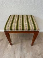 Vintage Polsterhocker mit grün geblümtem Stoffbezug