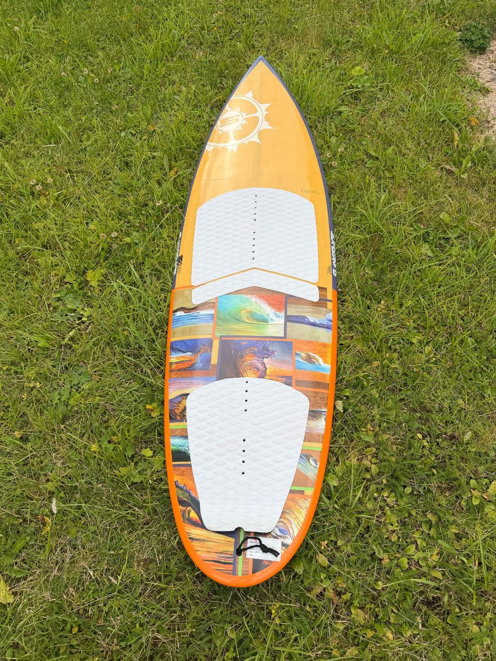 Slingshot Surfboards & Schwimmbrette: Slingshot Celeritas Directional Kitesurfboard – Gebraucht aus Davos Platz von flydavos