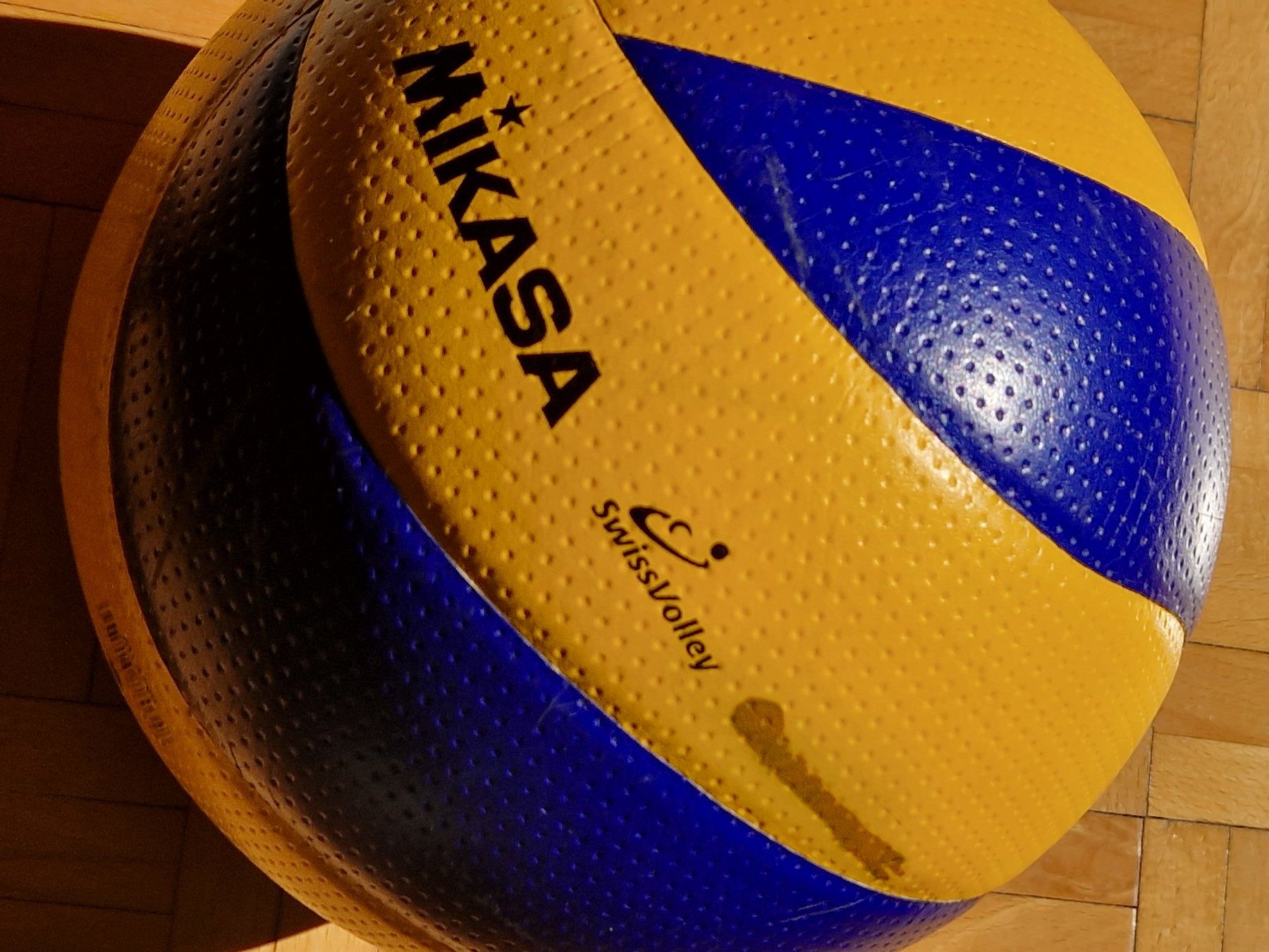 Ballon de Volley-ball Mikasa MVA200 (D'occasion) à Lausanne pour CHF 30 ...