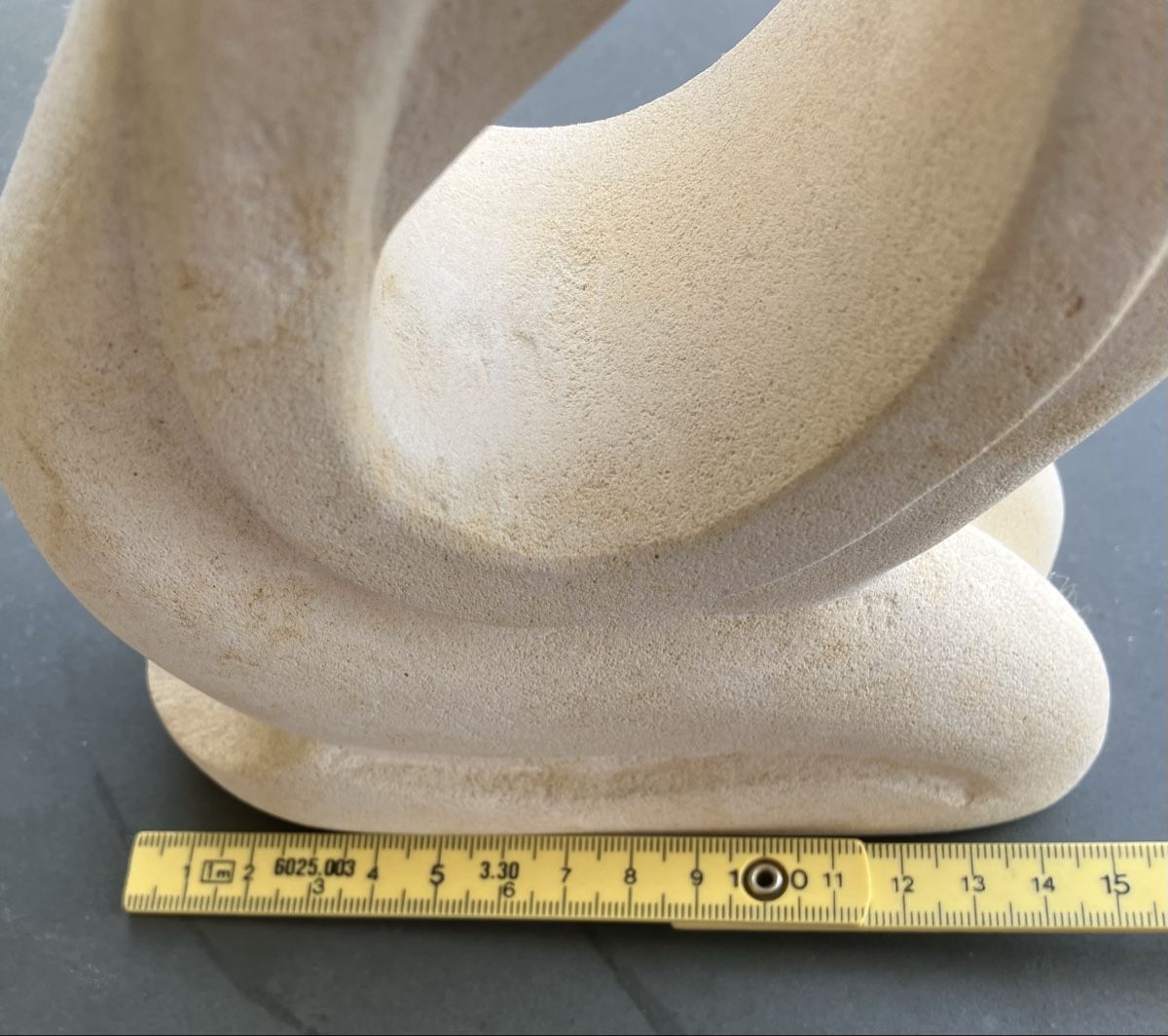 Sculture & Statue: Abstraktes küssendes Paar – Usato da Hindelbank venduto da Scroki 1