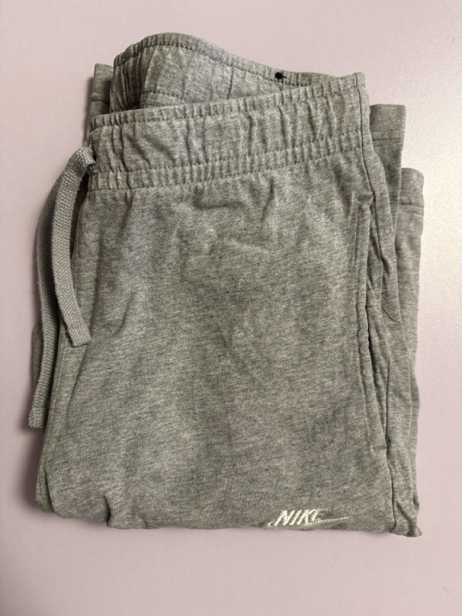 Nike Pantaloni: Short Nike Gris – Usato da Châtelaine venduto da jas_9wnr 1
