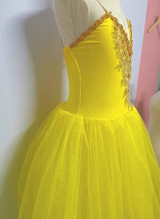 Costumi: Tutu taille 130 – Usato da Muraz (Collombey) venduto da dor_hp2w 2