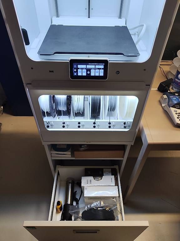 Stampanti 3D: Ultimaker S8 Pro Bundle + Maertz Cabinet – Usato da Bünzen venduto da K_c 1