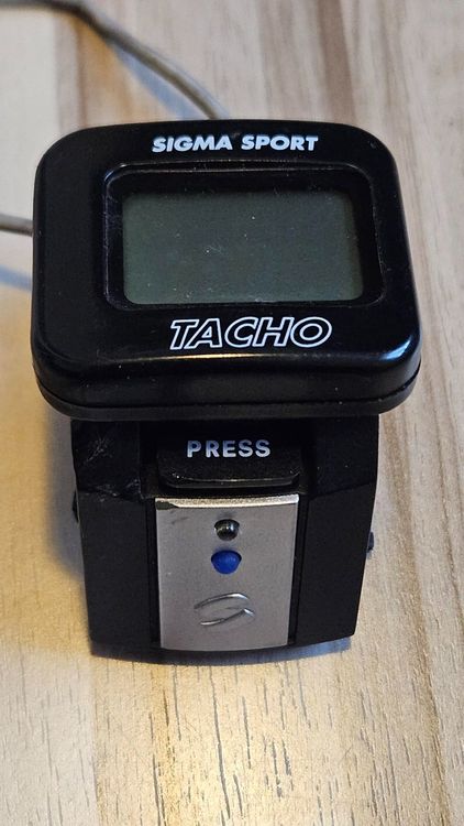 Tachymètre Pour Vélo - Fixation Latérale Par Vis - Entraînement Compteur De Vitesse