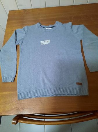 Pull gris pour enfant.