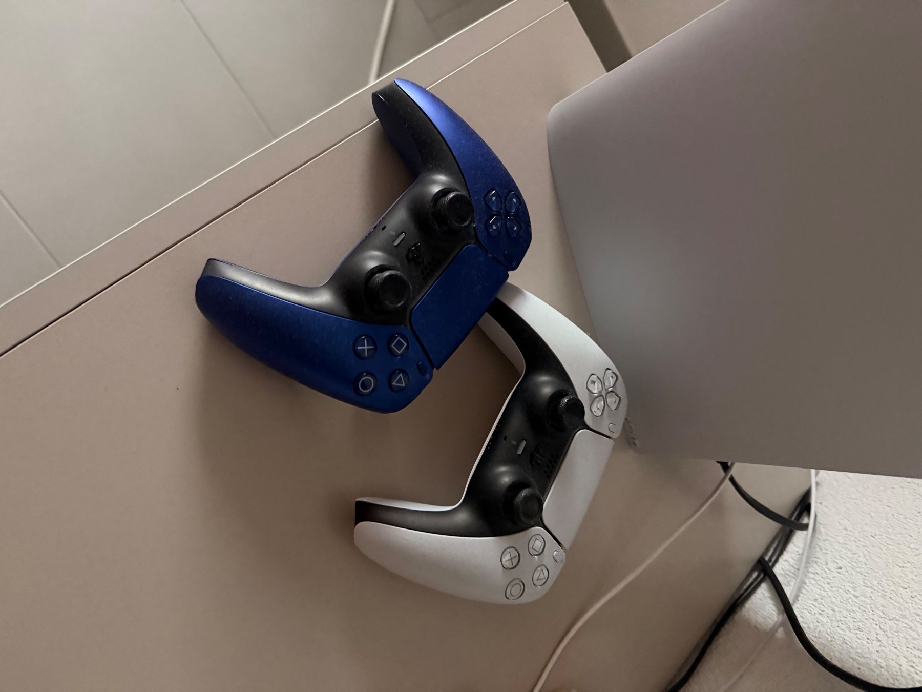 Sony Console: PlayStation 5 + Zwei Controller, Headset, Ladegerät – Usato da Wünnewil venduto da san_h9dv 1