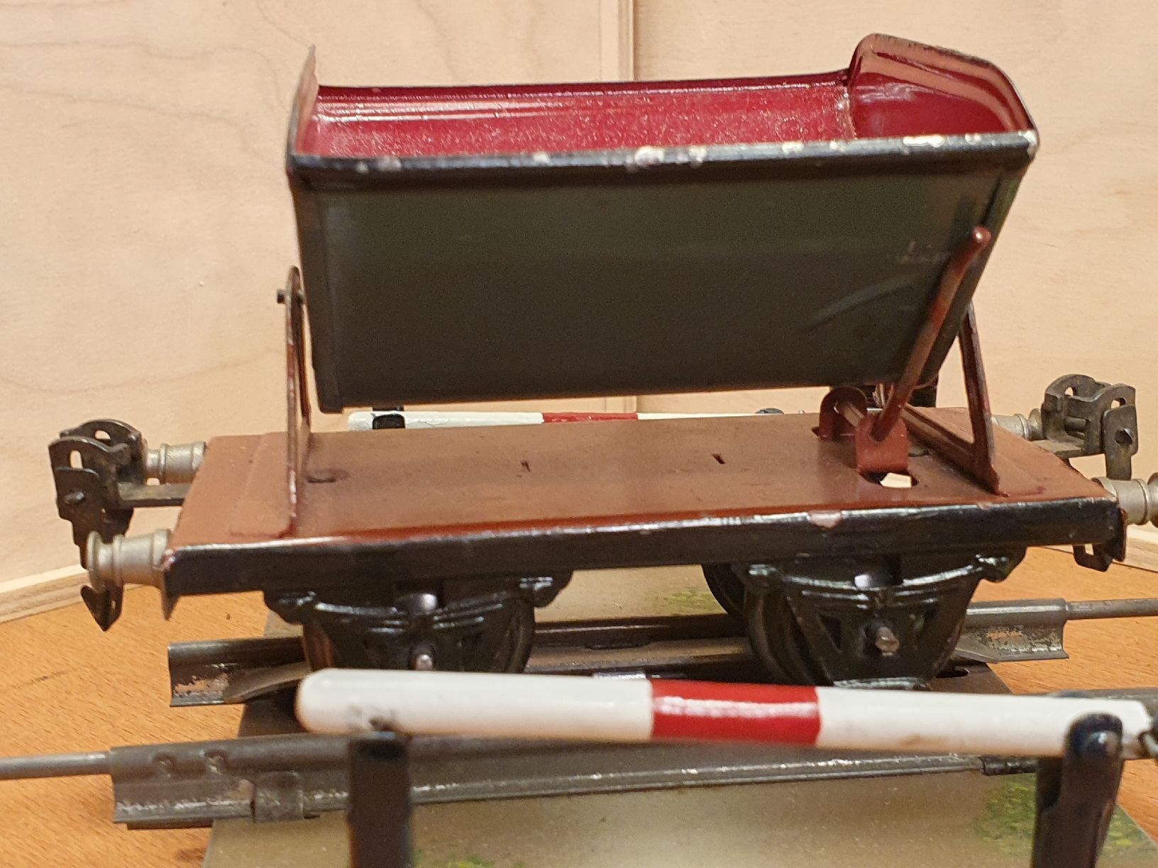 Märklin Modelleisenbahnen: Antike Märklin Kipplore, Schranke und Läutewerk – Gebraucht aus Riehen von Sandra184 1