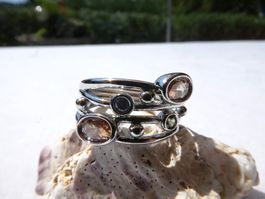 Silberfarbener Ring mit Zirkonien, Gr. 57 (18.1mm) / NEU