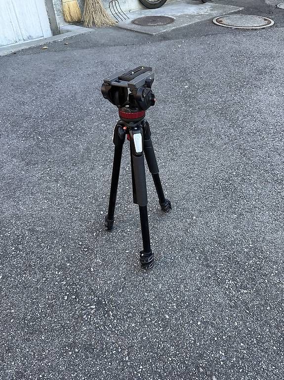 Treppiedi & Teste: Hochwertiges Manfrotto Stativ mit Fluidkopf – Usato da Krauchthal venduto da fluecki1 2