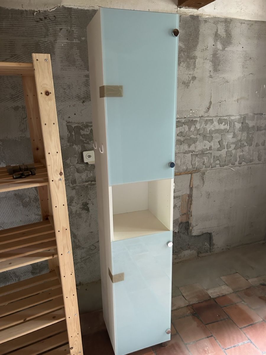 Armadi: Hochschrank Glasfront, Badmöbel – Usato da riedholz venduto da Briglemue