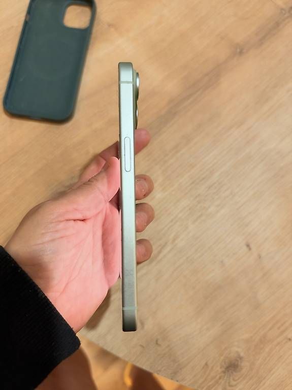 Telefoni cellulari / Smartphones: iPhone 15 – Usato da Balsthal venduto da tat_xg6p 2