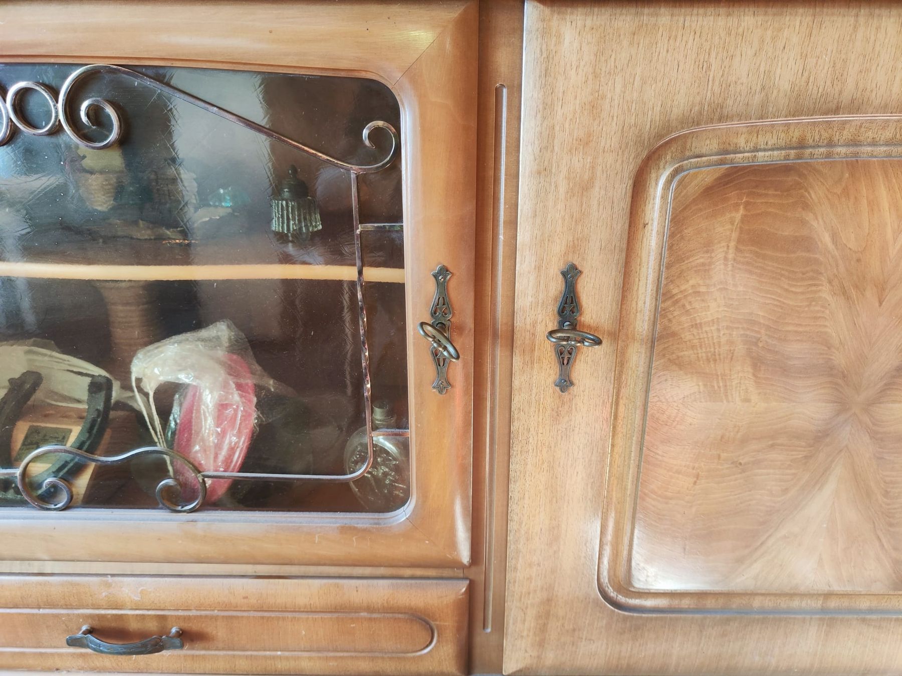 Credenze: antikes Buffet mit Glasvitrine – Usato da Stalden (Sarnen) venduto da tschudi04 1