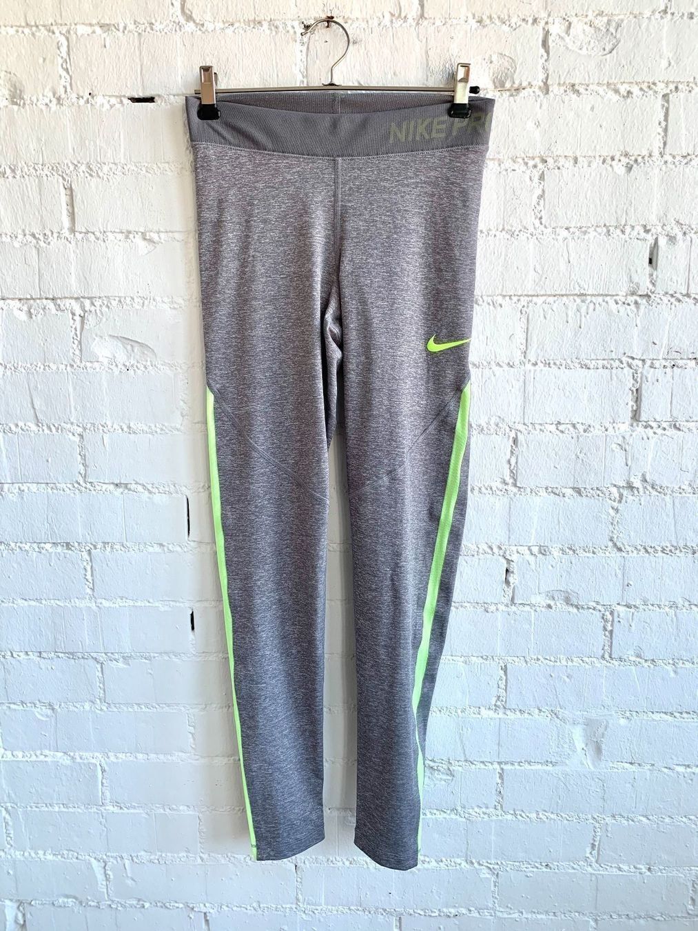 Nike Leggings: Hellgraue Trainingsleggins von Nike – Usato da Bern venduto da Fraeuleinhonig