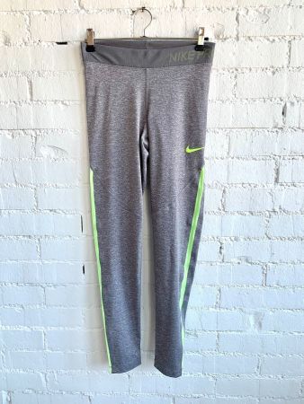 Hellgraue Trainingsleggins von Nike