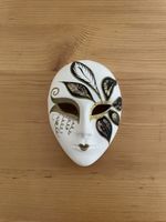 Maske Dekoration weiss mit Gold Federn und Blattmuster